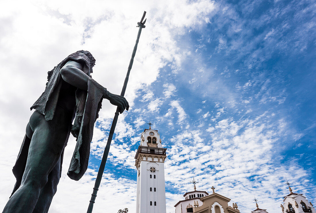 Plaza von Candelaria, einer der neun Fürsten der Guanchen vor der Basilika, in der Kirche wird die Schwarze Madonna verehrt, Candelaria, Teneriffa, Kanaren, Spanien