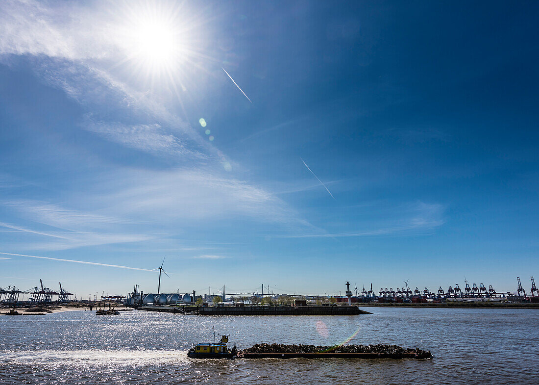 Typische Hafenszenerie mit Industrieanlagen und Containerkränen und einem Schubverabnd auf der Elbe, Hamburg, Deutschland