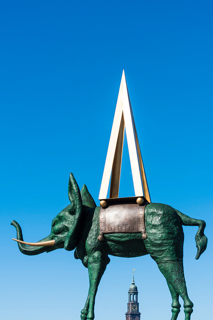 Dali-Monument Raum-Elefant vor den Musical Theatern gegenüber den Landungsbrücken, Hamburg, Deutschland