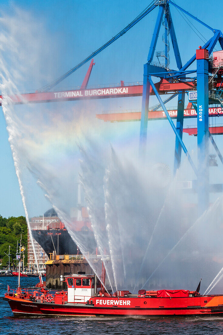 Ein Löschboot der Feuerwehr grüßt zum Hafengeburtstag mit Fontänen am Containerterminal Burchardkai, Hamburg , Deutschland