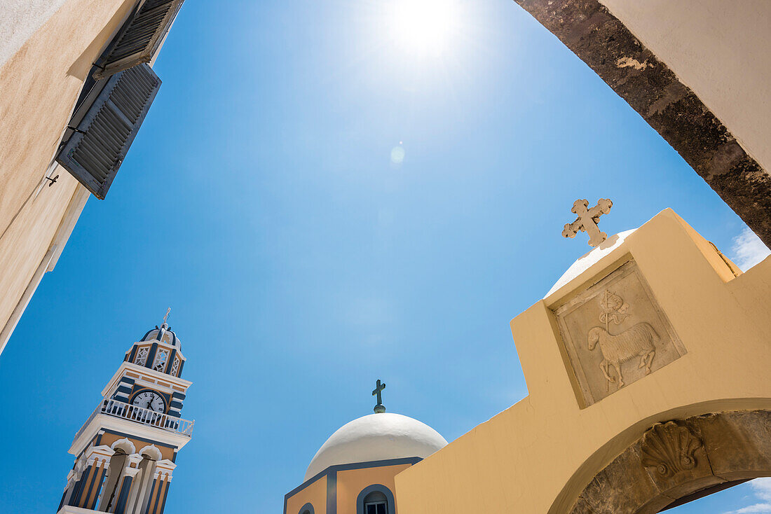 Die Katholische Kirche mit Glockenturm in der Hauptstadt der Insel, Fira, Santorin, Kykladen, Griechenland