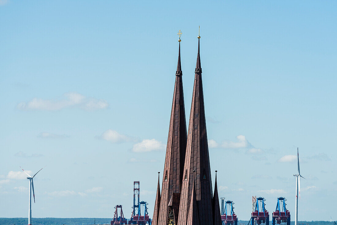 Die Türme der St. Petri Kirche in Altona mit Kränen des Containerterminal Burchardkai im Hamburger Hafen im Hintergrund, Hamburg, Deutschland