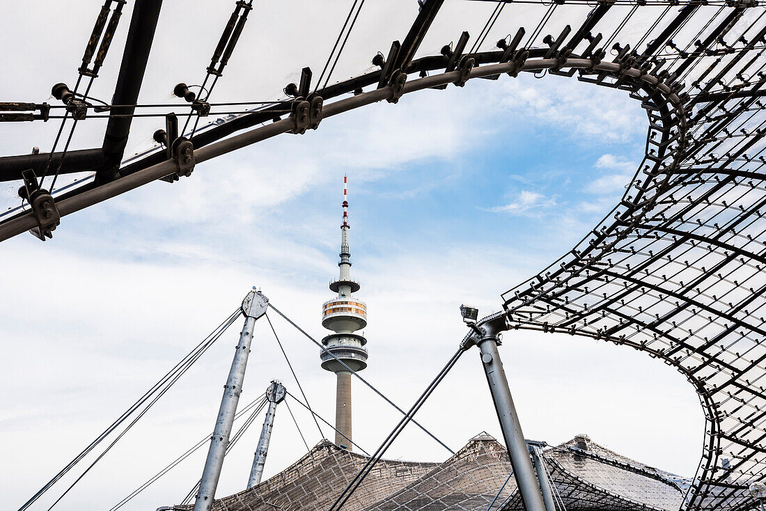 Blick durch das berühmte Dach des Olympiastadion auf den Olympiaturm im Olympia Park, München, Bayern, Deutschland