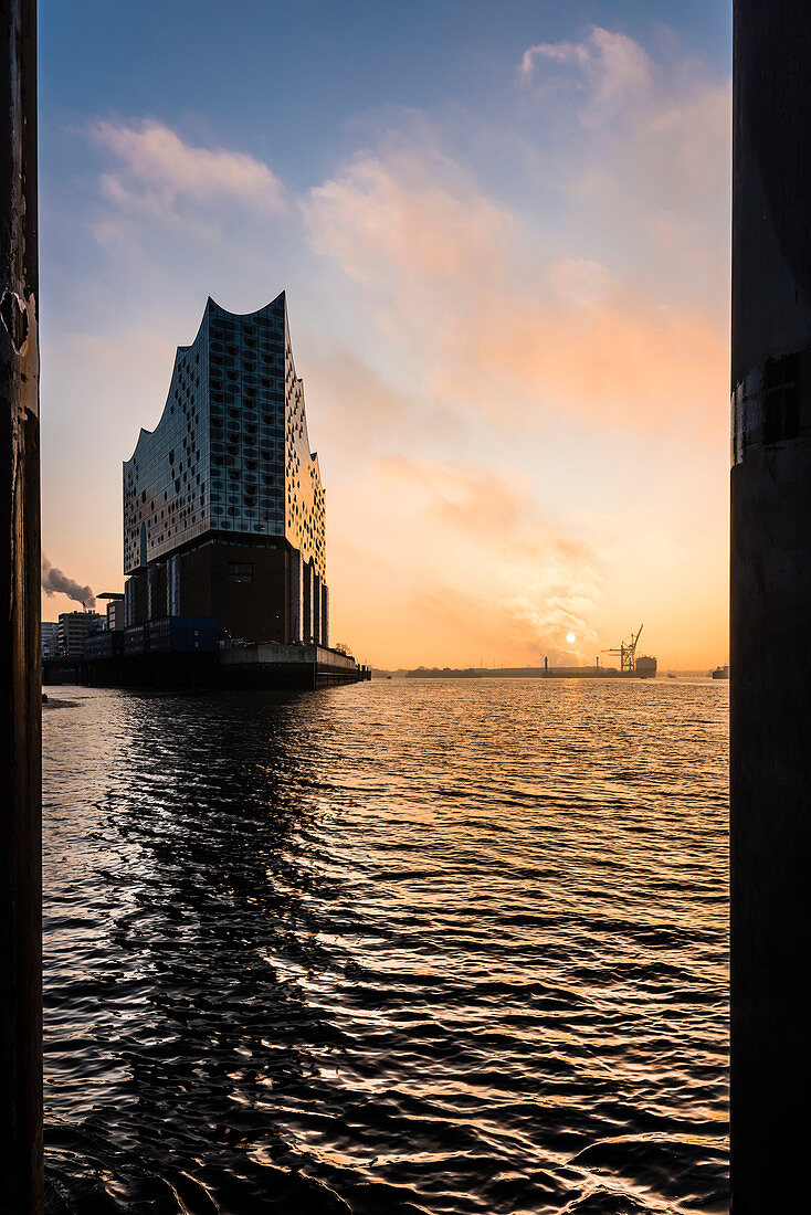 'Das Konzerthaus Elbphilharmonie zum Sonnenaufgang mit Blick auf die Elbe und den Hafenbezirk ''Kleiner Grasbrook'', Hafencity, Hamburg, Deutschland '