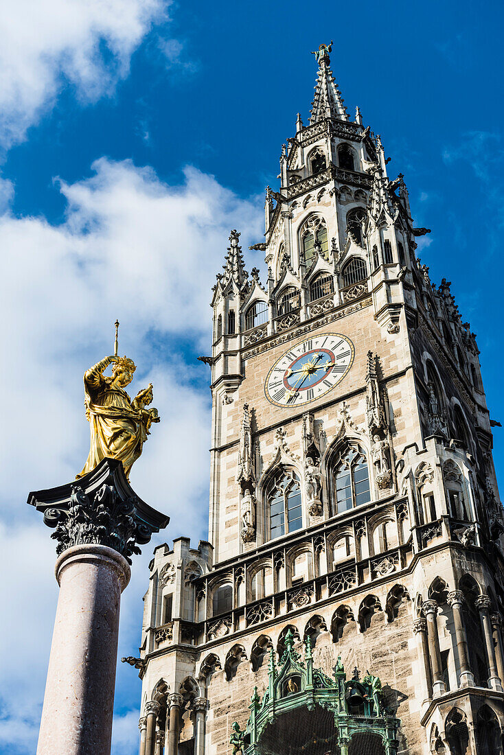 Die Mariensäule mit dem Rathaus, München, Bayern, Deutschland