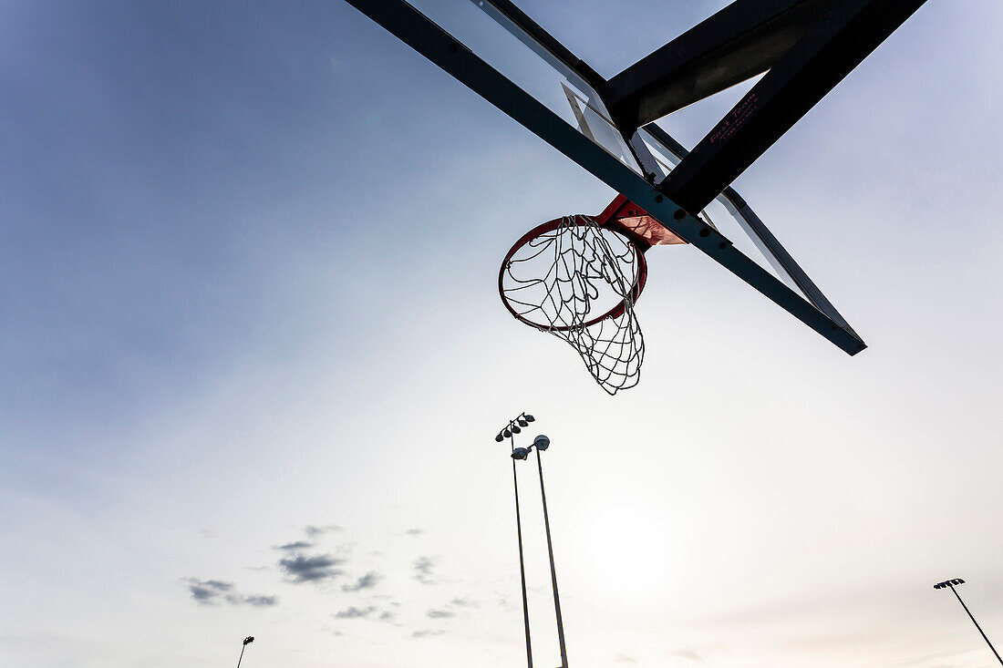 Ein Sportplatz für den Nationalsport Basketball mit dem Korb aus der Froschperspektive im Freien, Ft.Myers Beach, Florida, USA