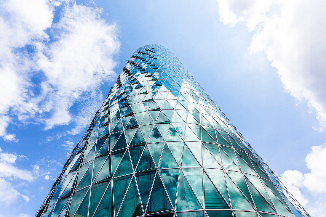 Eines der vielen modernen Hochhausbürogebäude in der Innenstadt, Frankfurt, Hessen, Deutschland