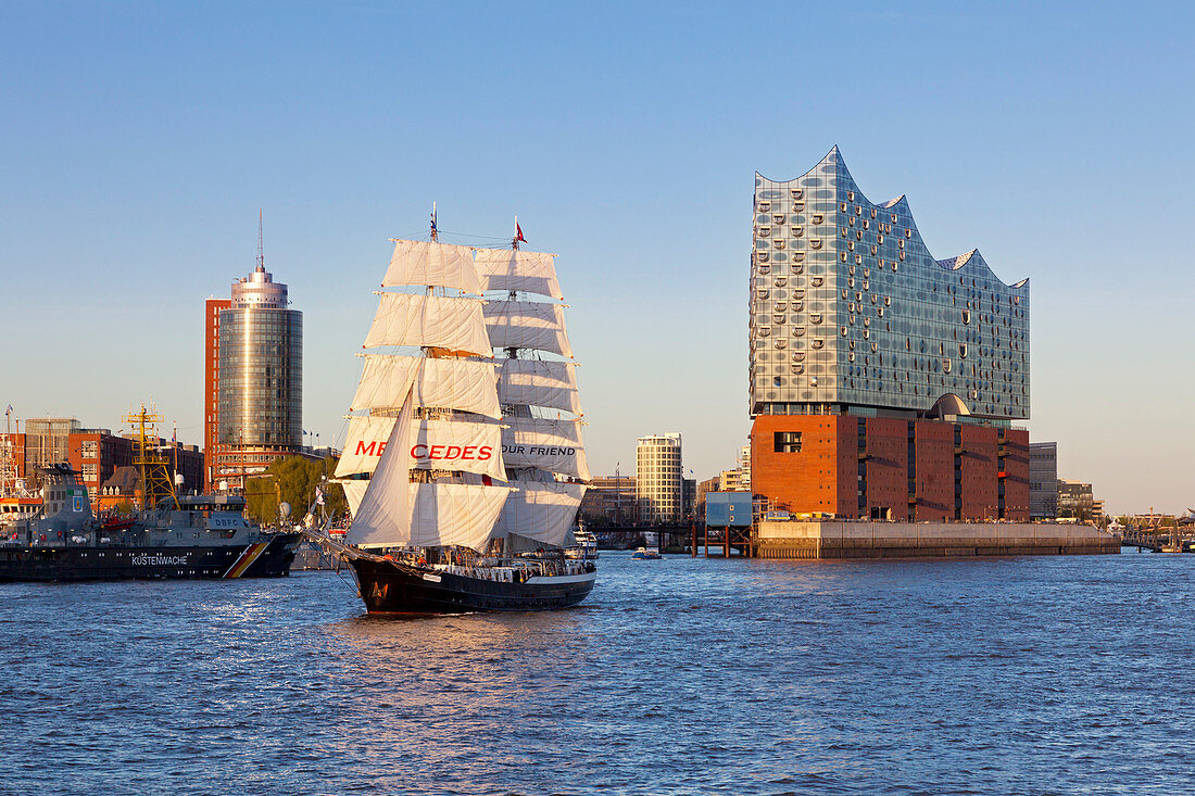 Segelschiff Mercedes vor der Elbphilharmonie, Hamburg, Deutschland