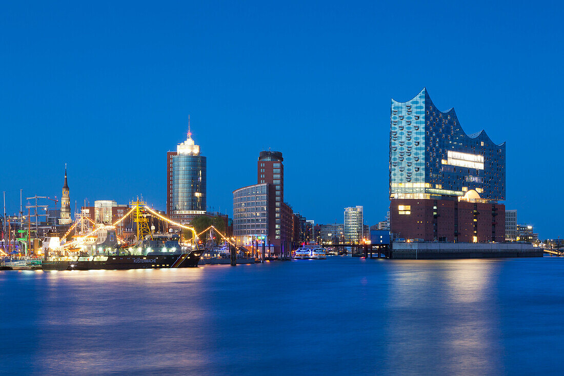 Blick über die Elbe zur Elbphilharmonie, Hamburg, Deutschland