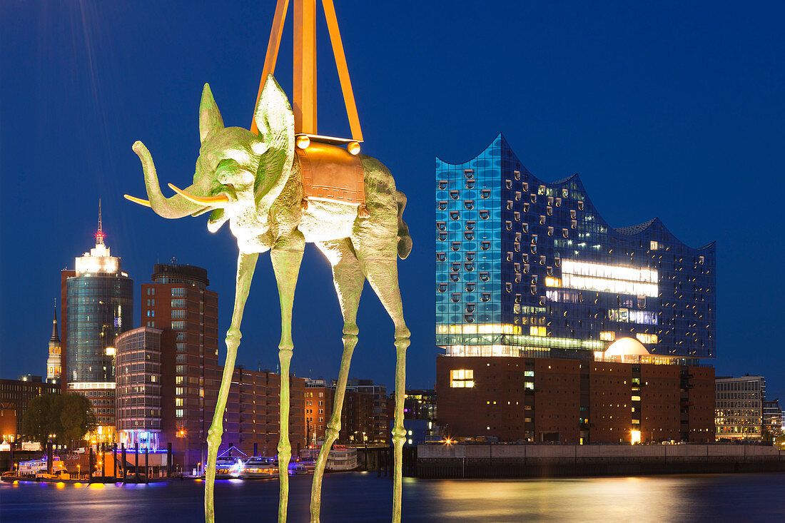 Elefanten-Skulptur von Salvador Dali vor dem Stage Theater, Blick über die Elbe zur Elbphilharmonie, Hamburg, Deutschland