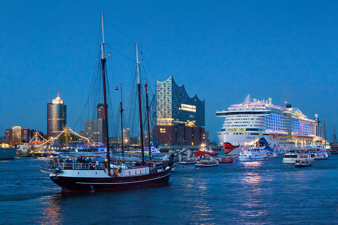 Kreuzfahrtschiff AIDAprima beim Auslaufen, Blick zur Elbphilharmonie, Hamburg, Deutschland