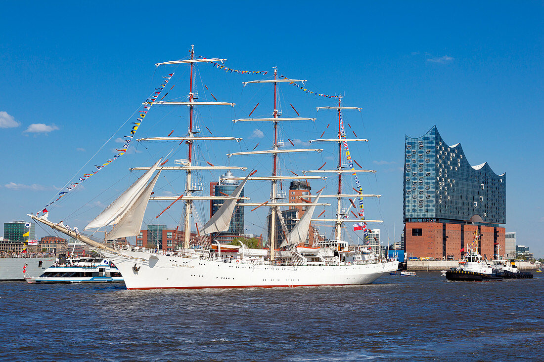 Sailing ship Dar Mlodziezy, Hafengeburtstag, view to the Elbphilharmonie, Hamburg, Germany