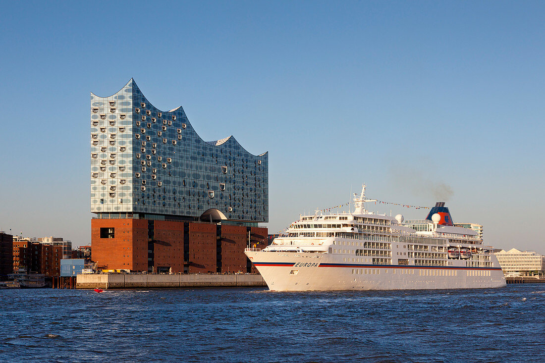 Kreuzfahrtschiff Europa beim Auslaufen, Blick zur Elbphilharmonie, Hamburg, Deutschland