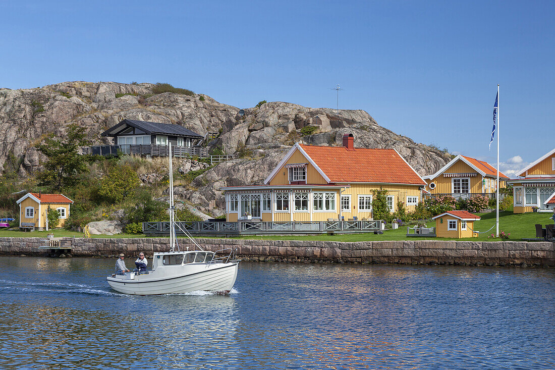 Segelboot auf Kanal von Hamburgsund, Insel Hamburgö, Bohuslän, Västra Götalands Län, Südschweden, Schweden, Nordeuropa, Europa