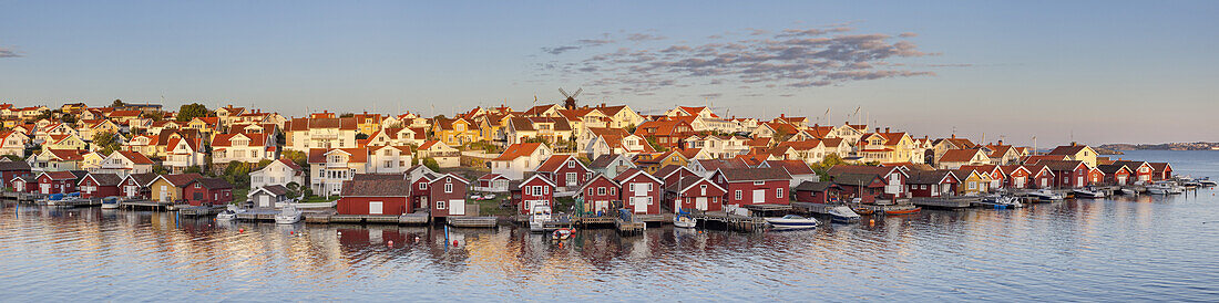Häuser an der Nordseeküste in Fiskebäckskil auf Insel Skaftö, Bohuslän, Västra Götalands Län, Südschweden, Schweden, Nordeuropa, Europa