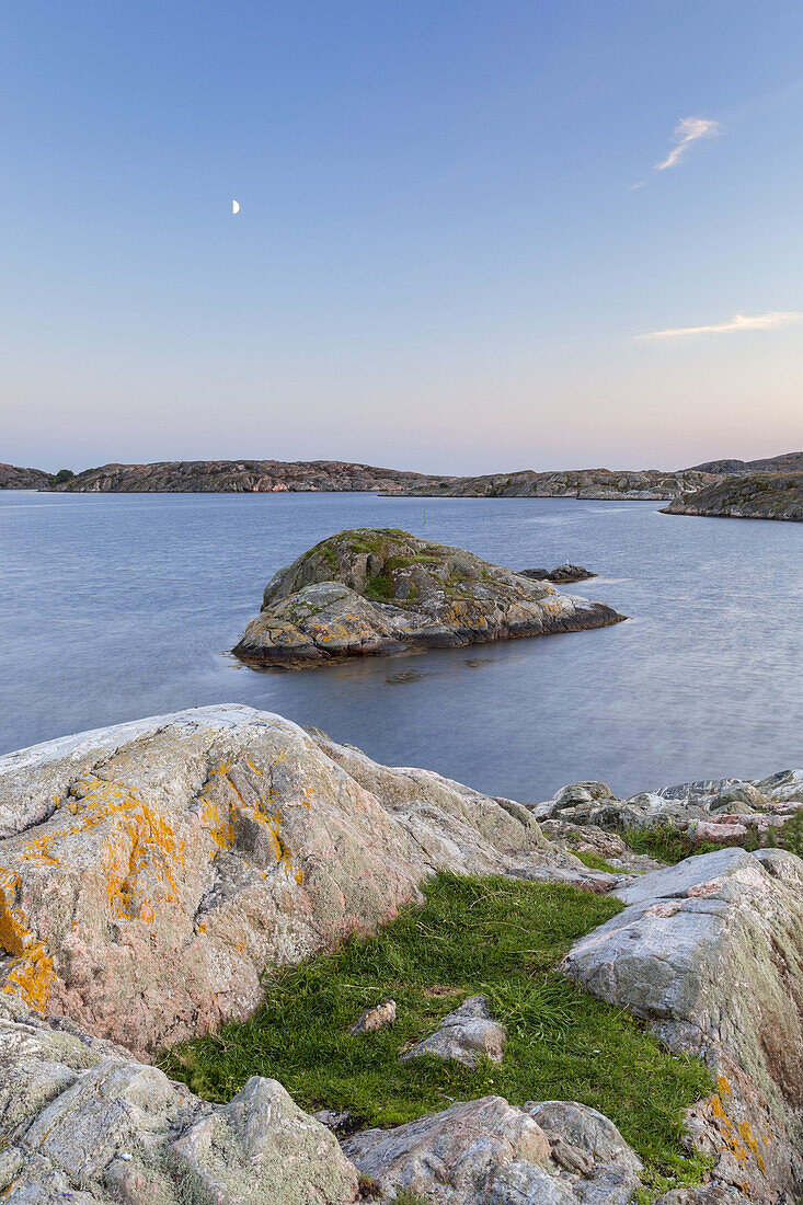Mond über Küste bei Skärhamn auf der Insel Tjörn, Bohuslän, Västra Götalands Län, Südschweden, Schweden, Nordeuropa, Europa