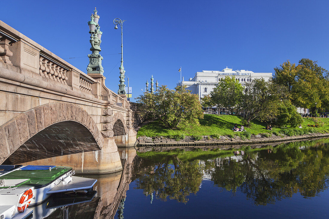 Brücke über den Rosenlundskanalen dahinter das Neue Theater in Göteborg, Bohuslän, Västra Götalands län, Südschweden, Schweden, Skandinavien, Nordeuropa, Europa