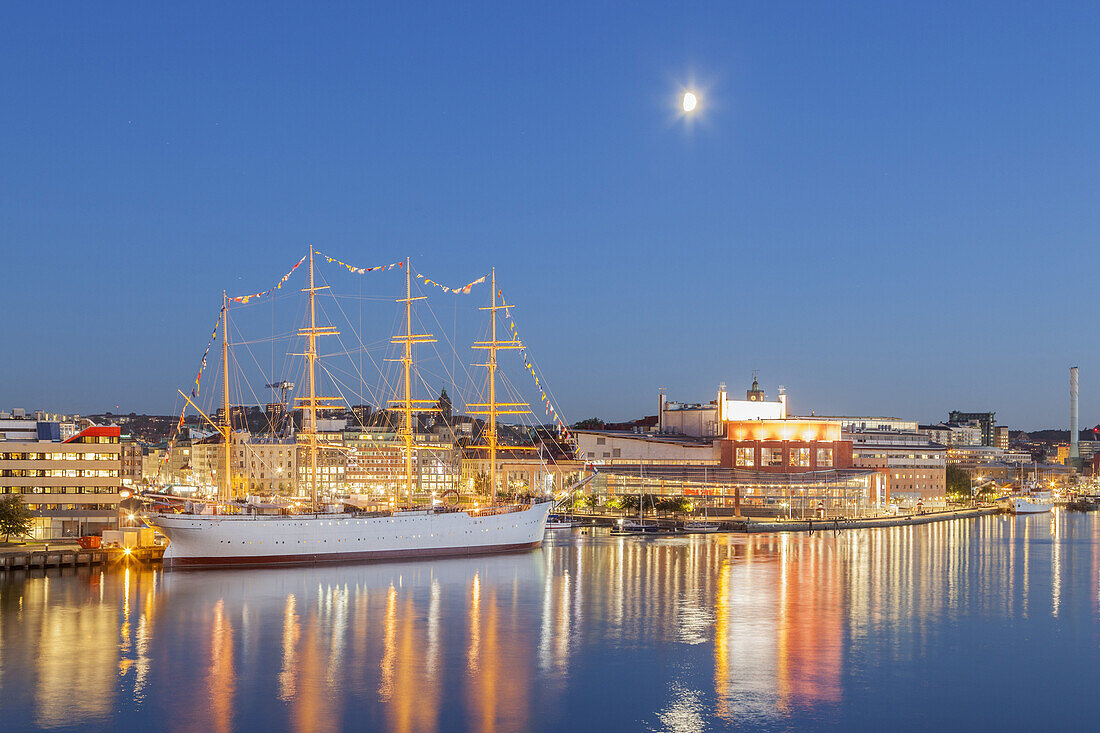 Viermastbark Viking und Opernhaus im Hafen Lilla Bommen, Göteborg, Bohuslän, Västra Götalands län, Südschweden, Schweden, Skandinavien, Nordeuropa, Europa