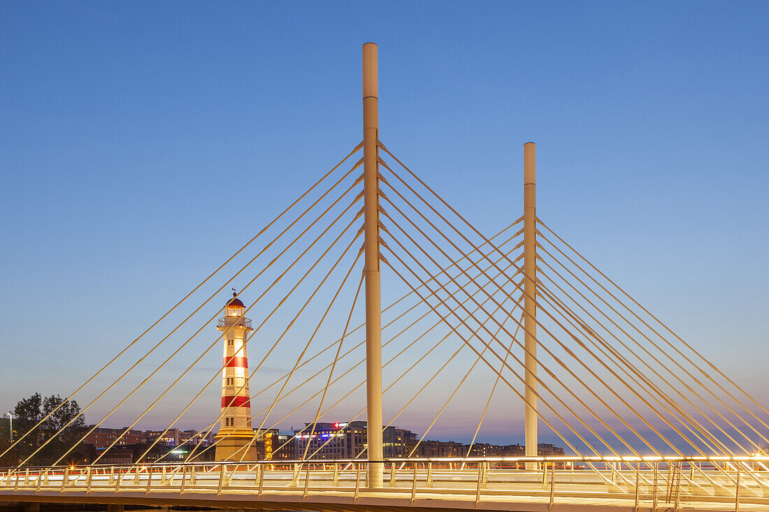 Leuchtturm Malmö am Innenhafen mit Brücke Universtetsbron, Malmö, Skåne län, Südschweden, Schweden, Skandinavien, Nordeuropa, Europa