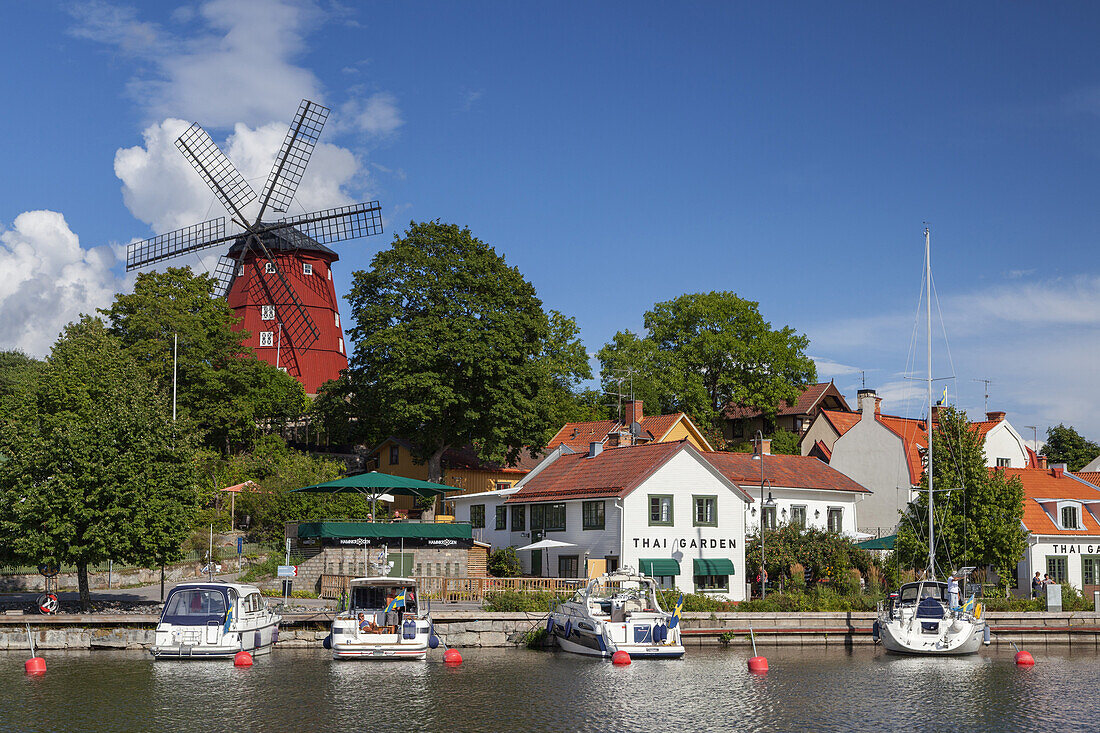 Windmühle über Hafen von Strängnäs am Mälaren, Södermanlands län, Südschweden, Schweden, Nordeuropa, Europa