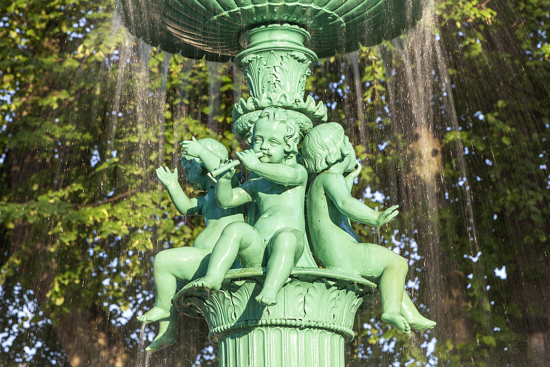 Springbrunnen im Stadtpark von Uppsala, Uppland, Uppsala län, Südschweden, Schweden, Skandinavien, Nordeuropa, Europa