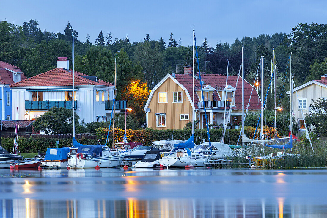 Houses and boats in Mariefred by the lake Mälaren in the evening, Södermanland, South Sweden, Sweden, Scandinavia, Northern Europe, Europe