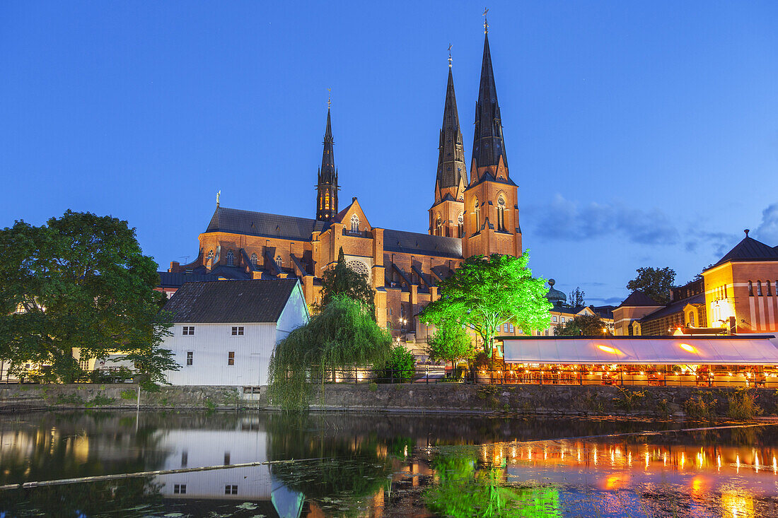 Der gotische Dom St. Erik in Uppsala am Fyrisån, Uppland, Uppsala län, Südschweden, Schweden, Skandinavien, Nordeuropa, Europa