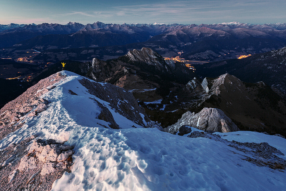 Anbruch der Nacht am Gipfel des Dürrensteins, Wanderer genießt Ausblick Richtung Tal, Pustertal, Dolomiten, Unesco Weltkulturerbe, Italien