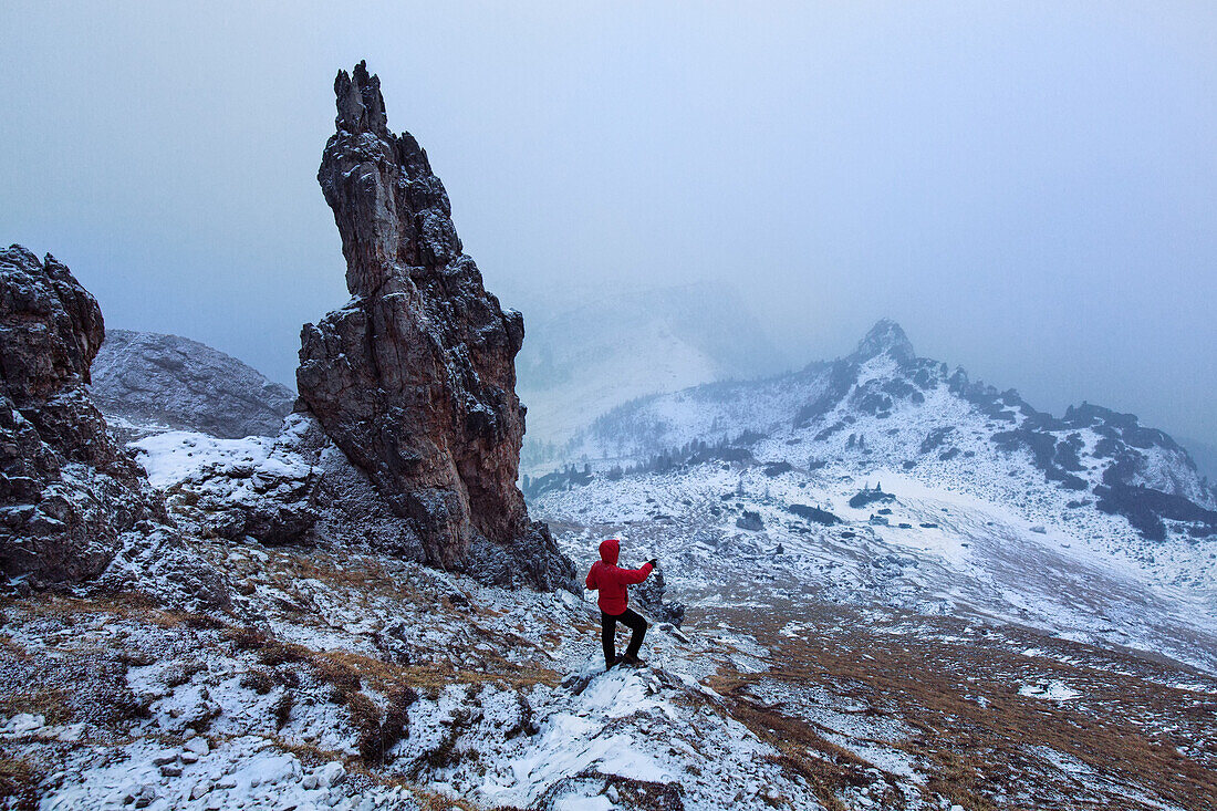Wanderer beobachtet Wetterumschwung in den Sextner Dolomiten, Cadini-Gruppe, Italien