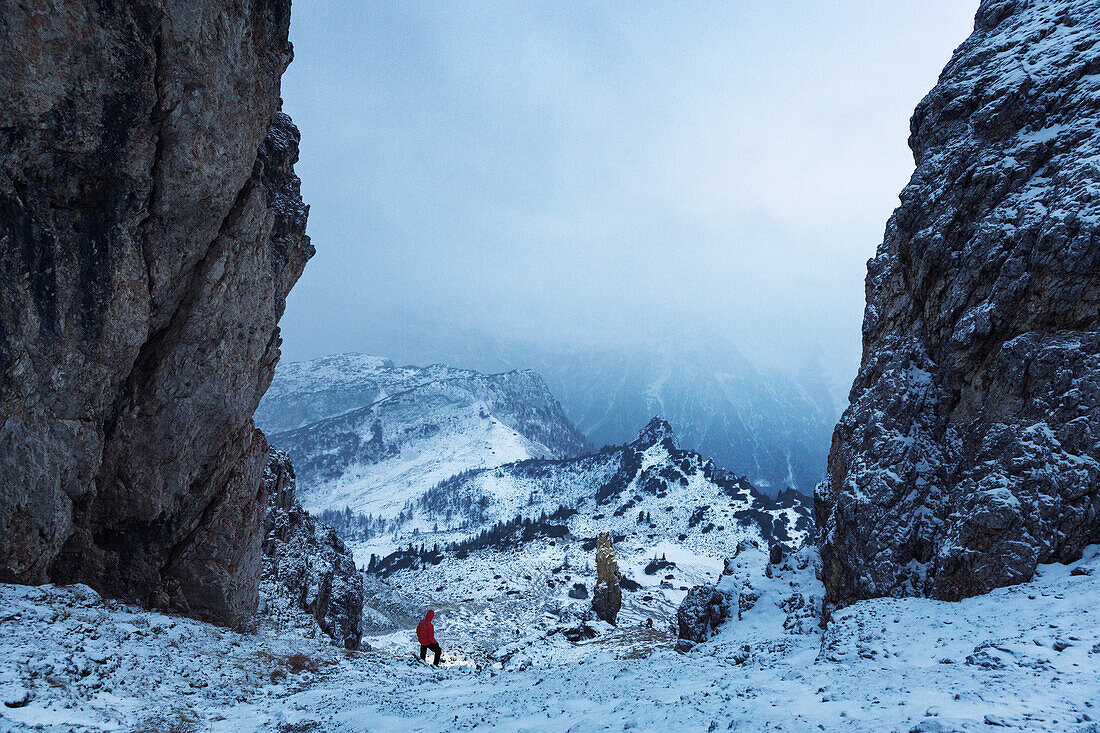 Wanderer beobachtet Wetterumschwung in den Sextner Dolomiten, Cadini-Gruppe, kurz nach Sonnenuntergang, Italien