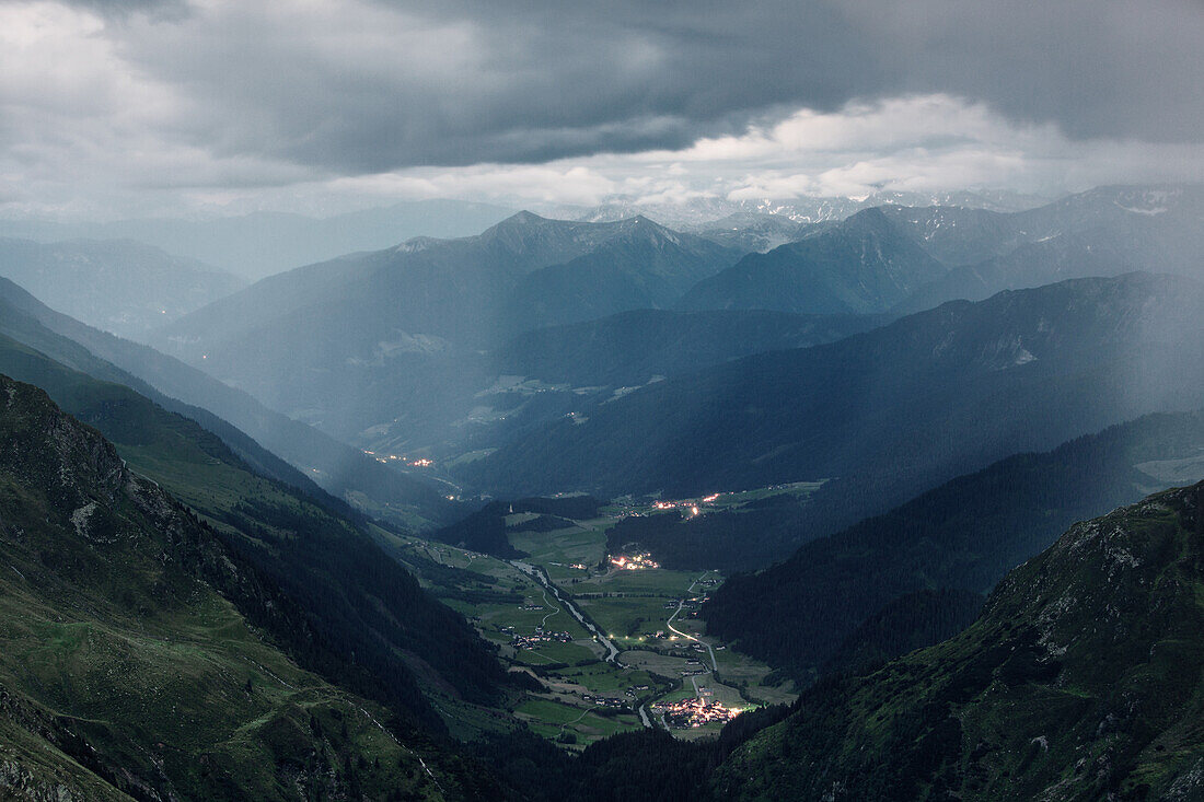 Blick von der Teplitzerhütte in Richtung Ridnauntal, kurz nach Sonnenuntergang, Gewitteranbruch,  Südtirol, Italien;
