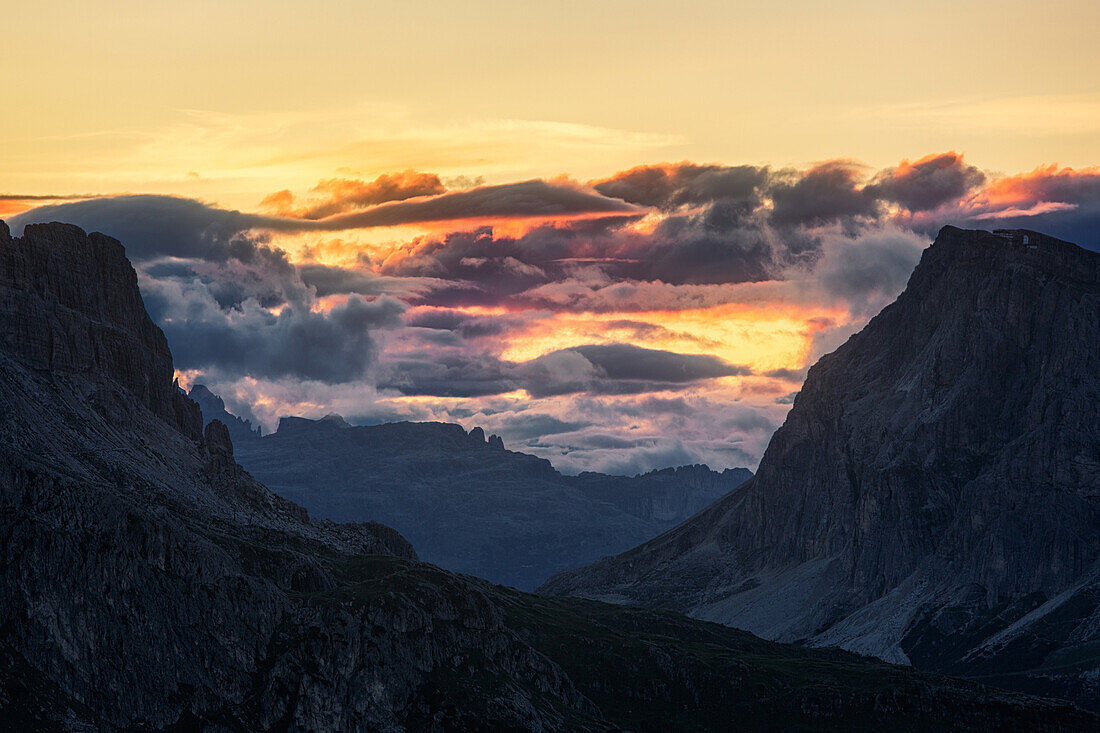 Wolkenspektakel während Sonnenuntergang in den Belluneser Dolomiten, Unesco Weltkulturerbe, Italien