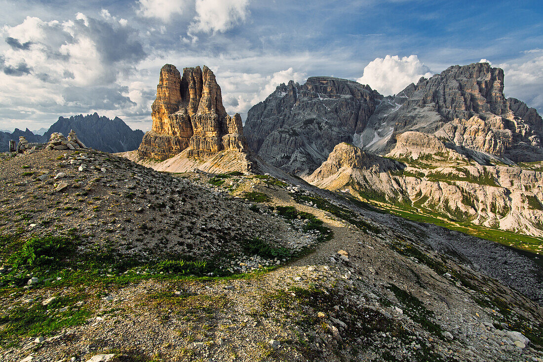 Kurz oberhalb der Dreizinnenhütte, am Sextner Stein,  Links der Toblinger Knoten, rechts die Dreischusterspitze, Sextner Dolomiten, Unesco Weltkulturerbe, Italien