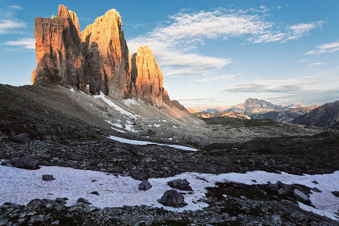 Die Drei Zinnen an einem frühen sonnigen Morgen, Sextner Dolomiten, Unesco Weltkulturerbe, Südtirol,  Italien