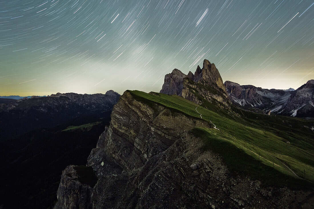 Seceda und dahinter die Geislergruppe bei Nacht, Dolomiten, Unesco Weltkulturerbe, Südtirol, Italien
