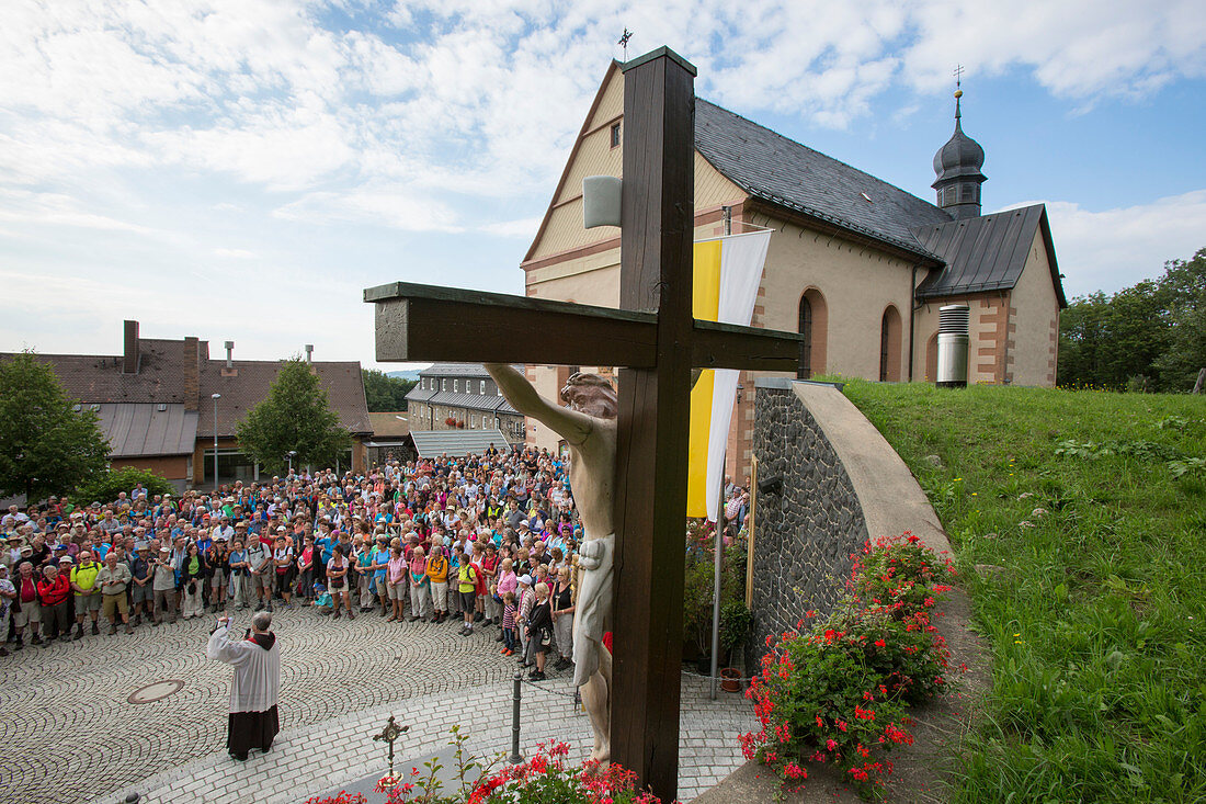 Pilger aus Würzburg versammeln sich vor der Kapelle am Kloster Kreuzberg nach ihrer Pilgerwanderung auf dem Fränkischen Marienweg, nahe Bischofsheim, Rhön, Bayern, Deutschland