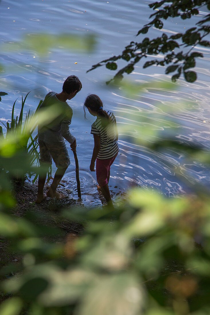 Kleiner Junge und kleines Mädchen am Ufer vom Schönsee am Campingplatz Schönsee, nahe Urnshausen, Rhön, Thüringen, Deutschland