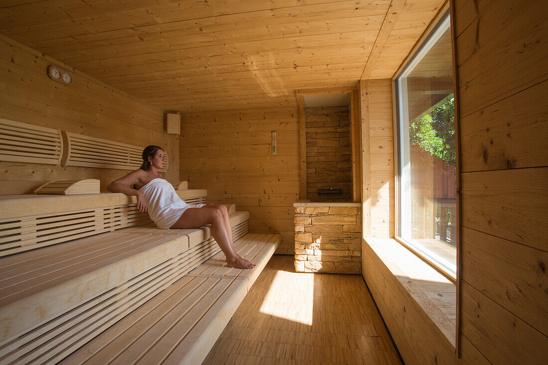 Junge Frau in Sauna im Wellnessbereich vom Hotel Sonnentau, Fladungen, Rhön, Bayern, Deutschland