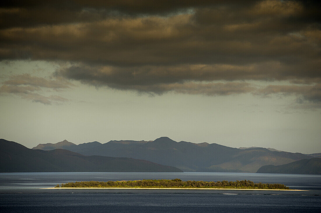 Blick von der MS Oosterdam auf Grande Terre, die Hauptinsel von Neukaledonien