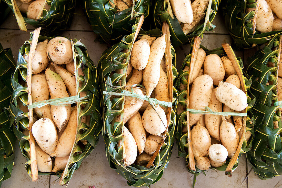 Süßkartoffel in Körben aus Palmplättern werden auf dem zentralem Markt in Port Vila angeboten