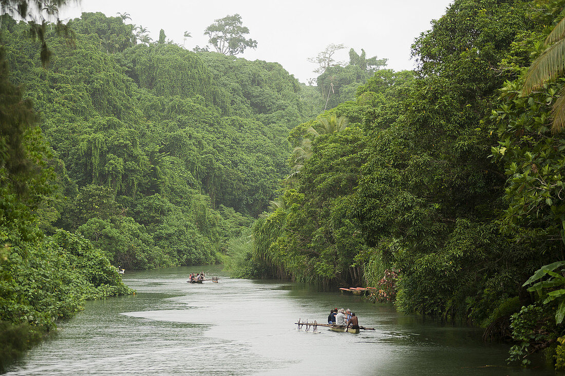 Auslegerboote auf dem Teouma Fluss auf der Insel Efate