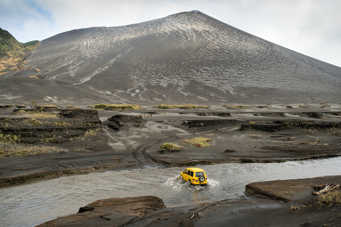 Im Allrad auf dem Weg zum aktiven Vulkan Yasur auf der Insel Tanna