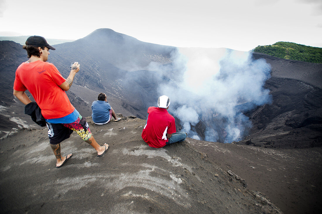 Am Kraterrand des aktiven Vulkan Yasur auf der Insel Tanna