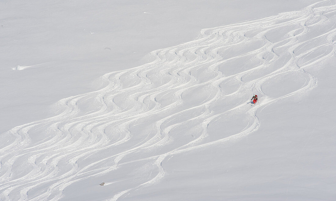 Spuren im Pulverschnee unterhalb der Vallugabahn