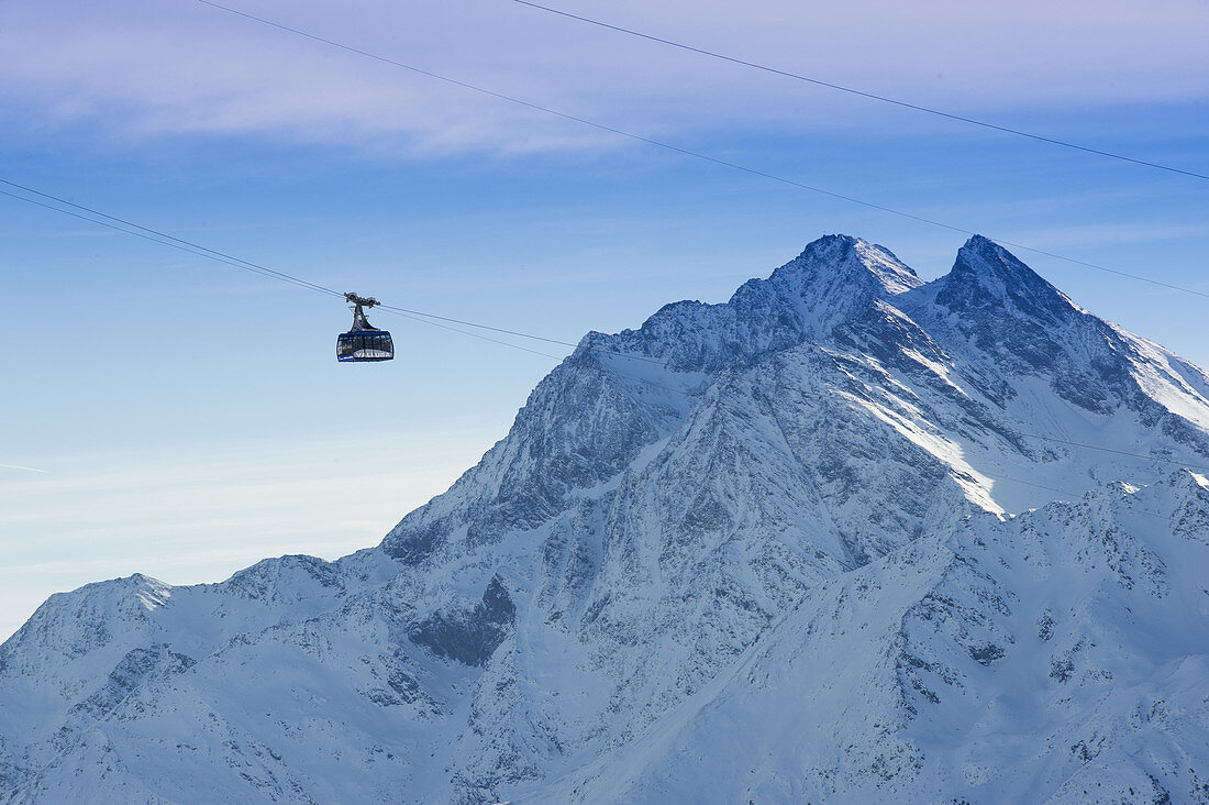 The gondola of the Valluga Cable Car befor the Weißschrofenspitze