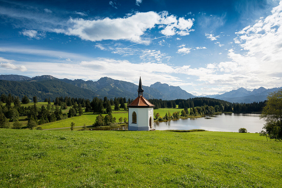 Hegratsrieder See, und Bauernhof mit Kapelle, bei Füssen, Allgäu, Bayern, Deutschland