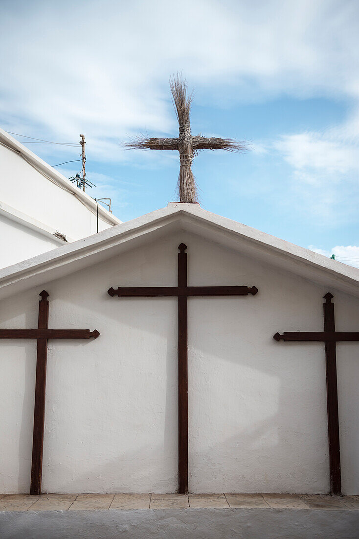christliches Kreuz aus Stroh und Holz in Agulo, La Gomera, Kanarische Inseln, Kanaren, Spanien