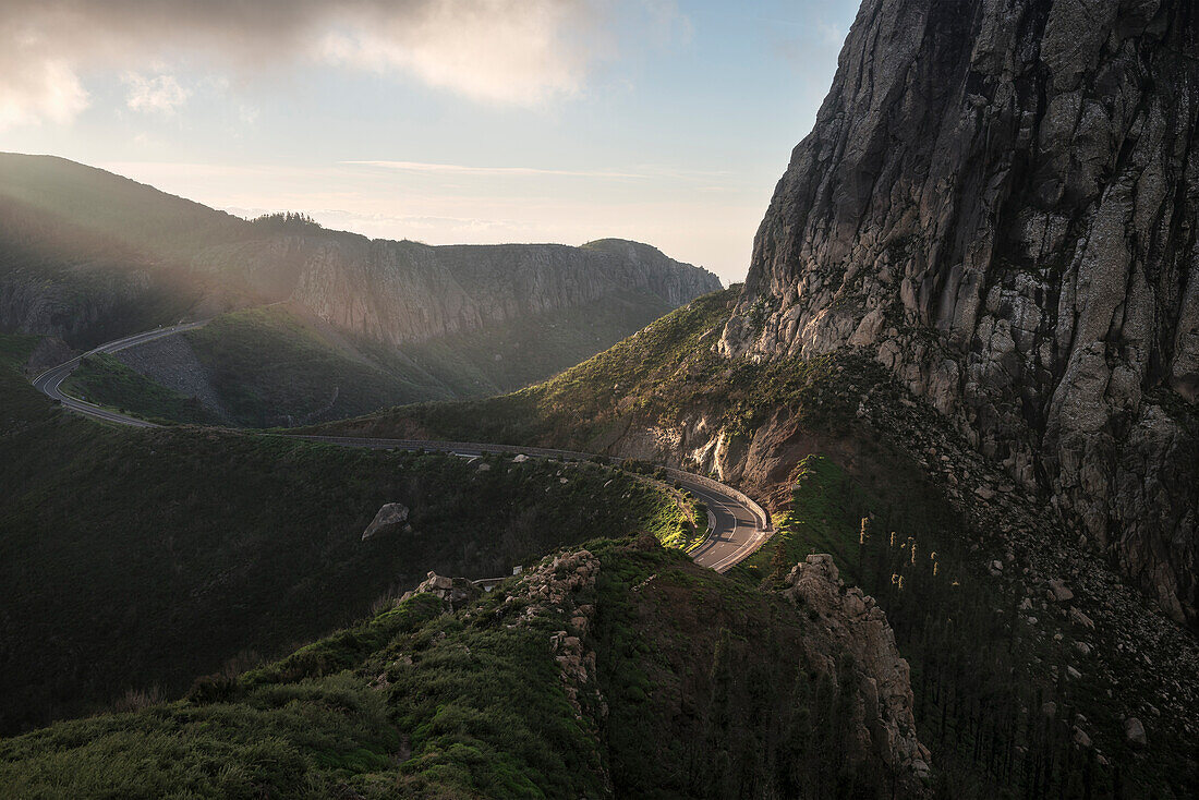 Straße im Morgenlicht entlang Felsformation Los Roques im Nationalpark Parque Nacional de Garajonay, La Gomera, Kanarische Inseln, Kanaren, Spanien