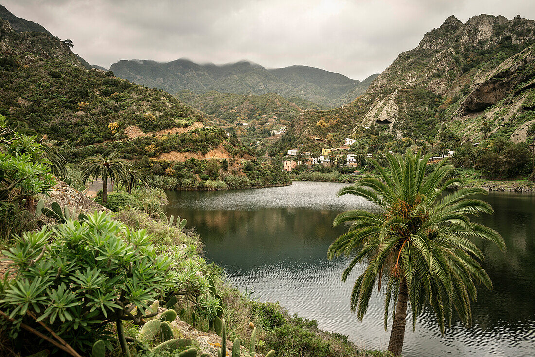 kleines Dorf an einem Stausee im Tal von Vallehermoso, La Gomera, Kanarische Inseln, Kanaren, Spanien