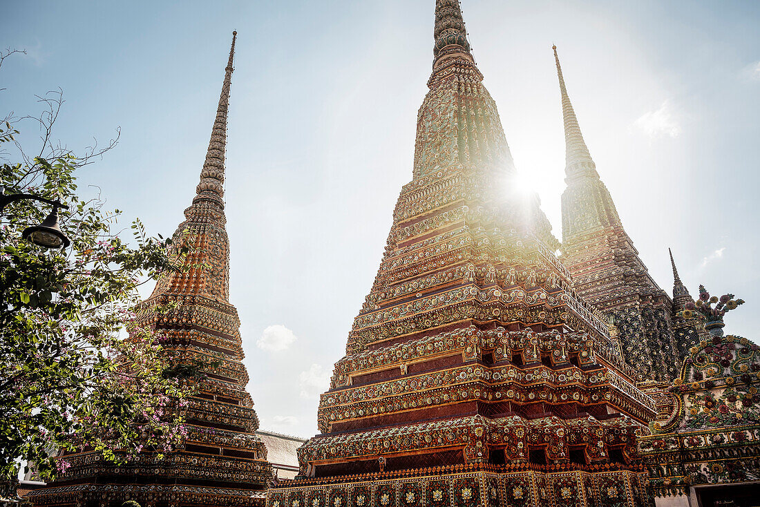 Pagoden im warmen Gegenlicht, Tempel Wat Pho, Bangkok, Thailand, Südost Asien